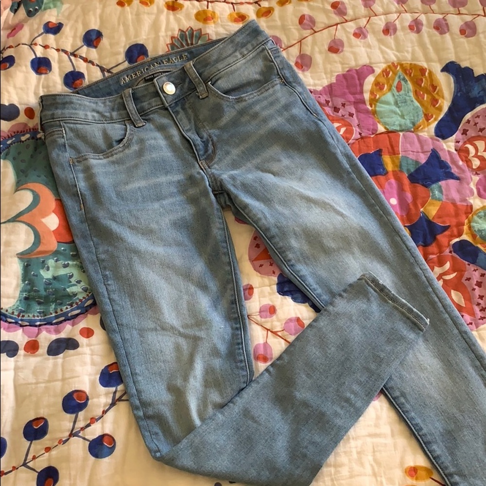 American Eagle Lightwash Jeans (size: 6)